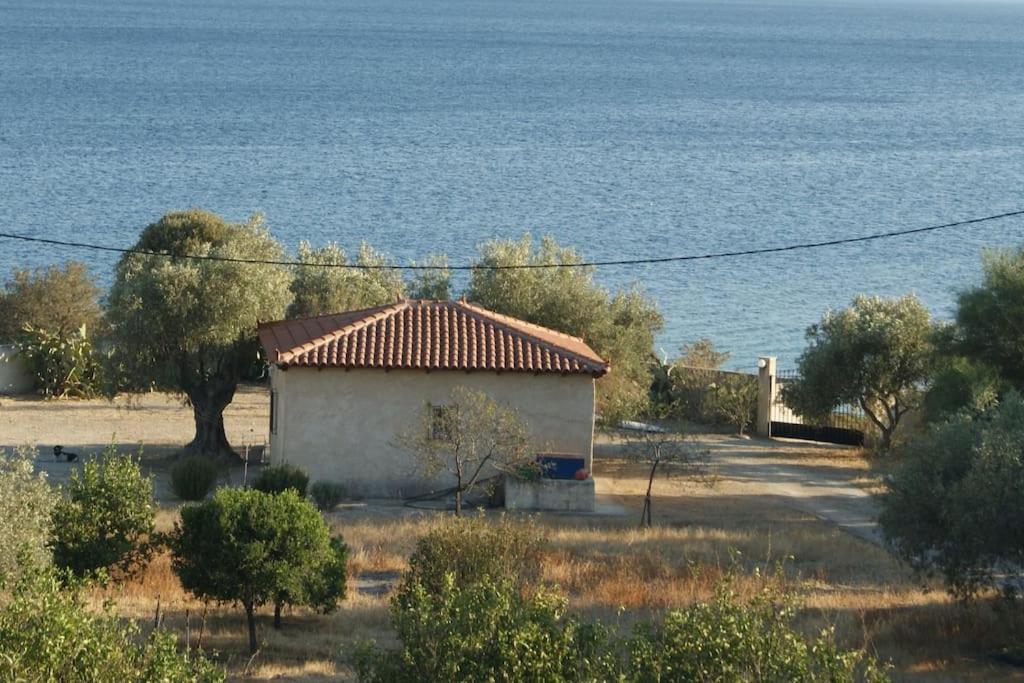 House By The Sea At Skaloma, Loutraki Villa Vouliagmeni Lake Exterior photo